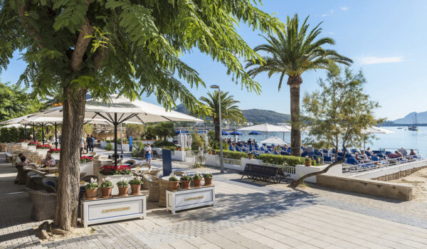 Terrasse des Cappuccino Grand Café am Meer in Port de Pollença