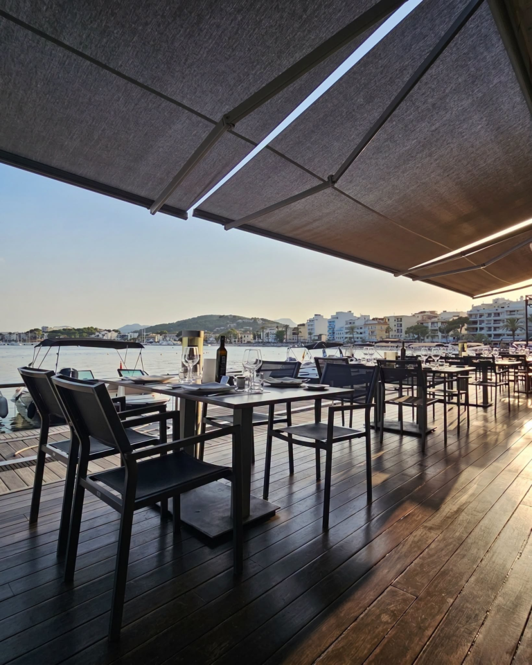 Terrasse des Stay Restaurant mit Blick auf die Marina in Port de Pollença