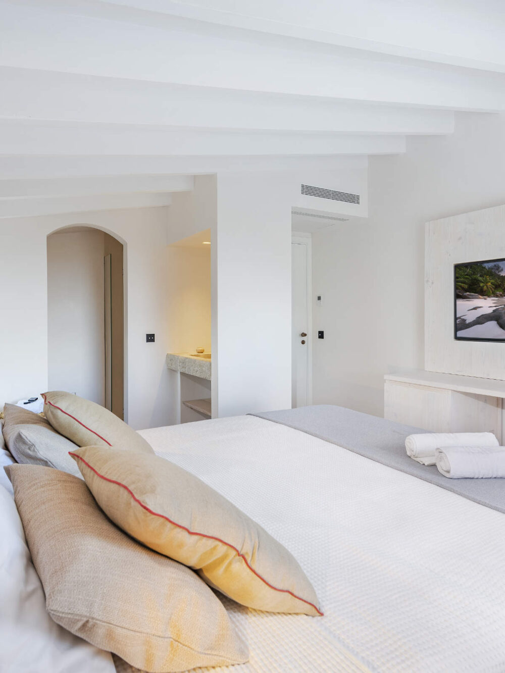 Master bedroom at Villa Antigua with king-size bed, Pollença