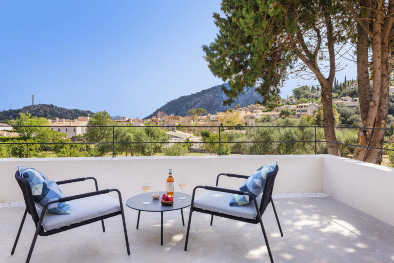 Sonnige Terrasse der Villa Antigua mit Blick auf Pollença